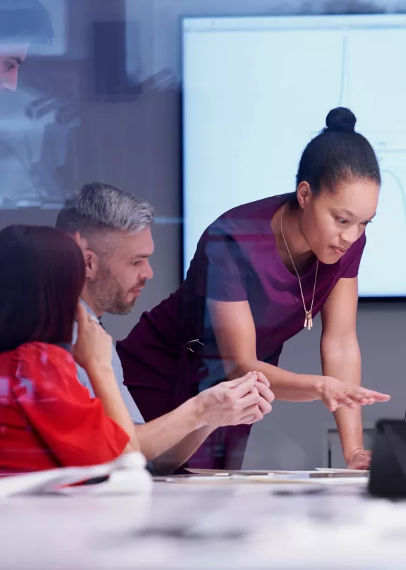 team-leader-explaining-the-other-team-members-in-an-office-setting