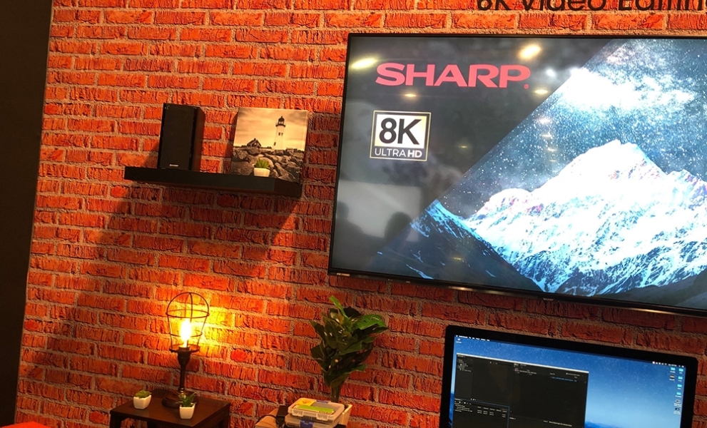 Wall-mounted 8K screen